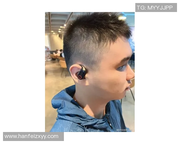 球星同款蓝牙耳机结合足球元素打造运动时尚新体验